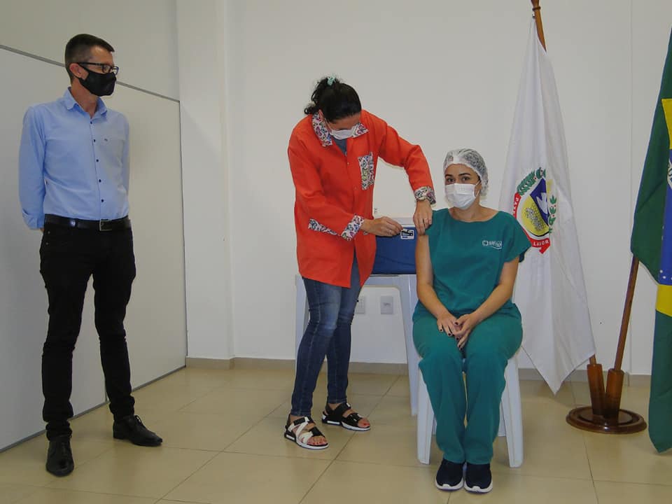 Enfermeira e voluntária da Oktoberfest foi a primeira vacinada contra a Covid em Igrejinha: “uma recarga de energia para continuar”