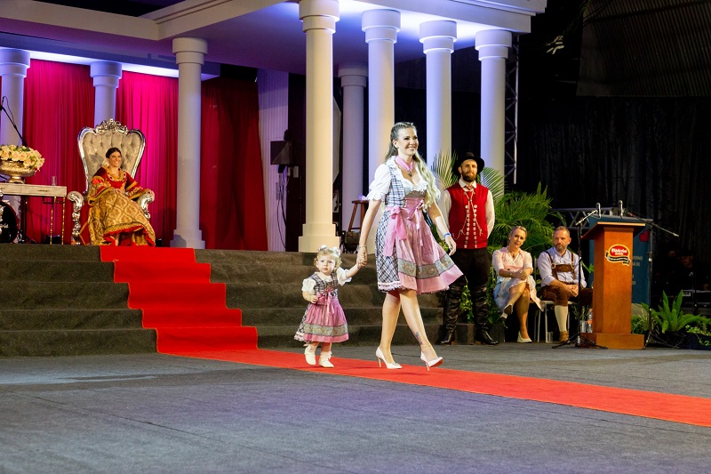 Desfile de trajes típicos coloriu com moda e cultura espetáculo do Kerb das Soberanas