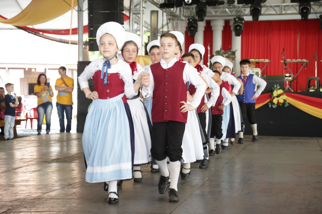 Primeiro domingo da Oktoberfest de Igrejinha reúne famílias e amigos para prestigiar música e atrações culturais
