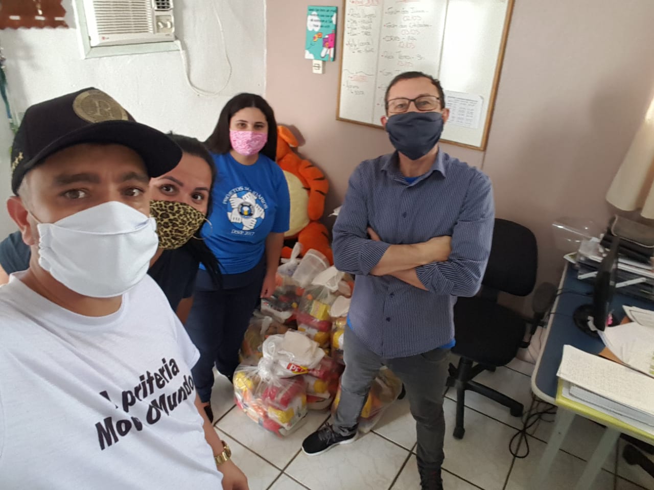 Vitrine do Bem: torcida organizada 'Garra Tricolor' doa alimentos