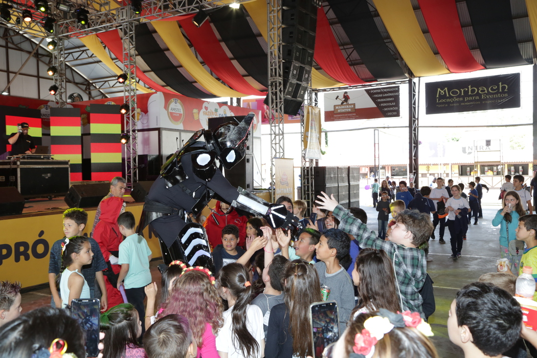 Kindertag reúne cerca de 4 mil crianças e transmite a cultura germânica para as novas gerações
