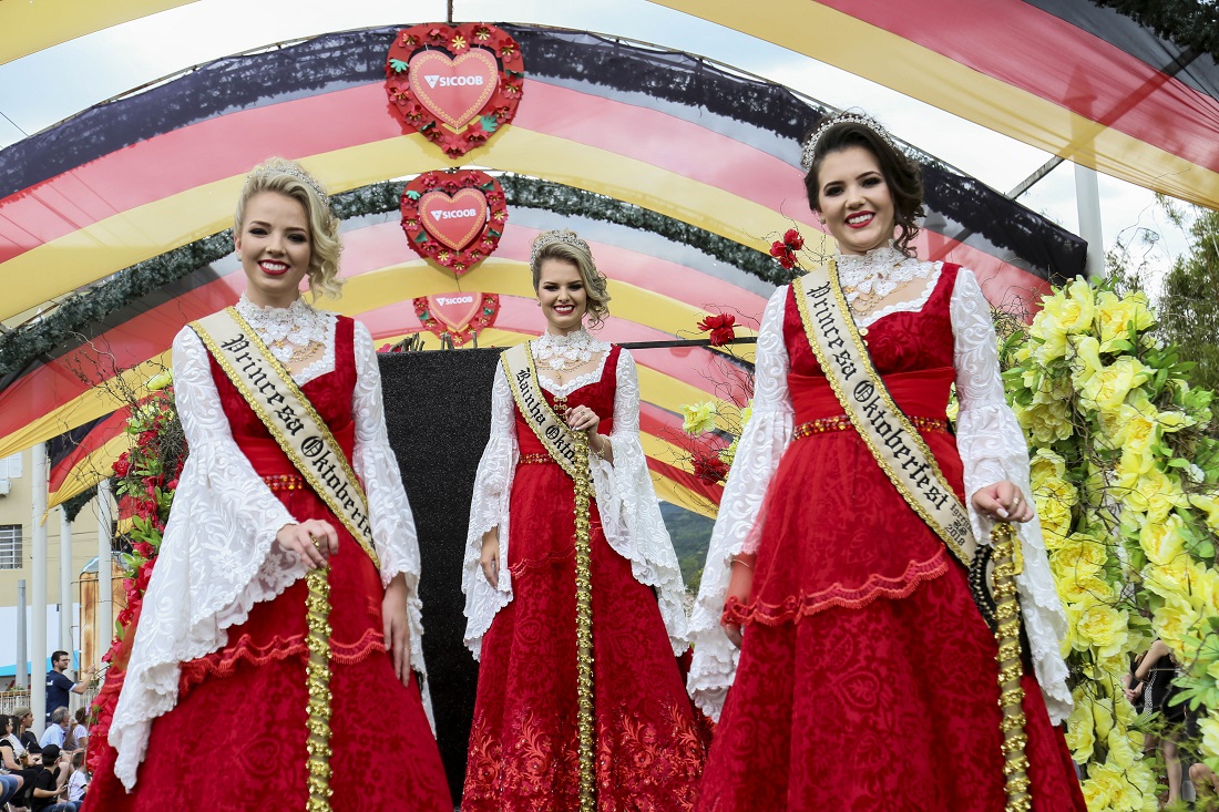 Oktoberfest de Igrejinha inicia com desfile, solenidade de abertura e show animado
