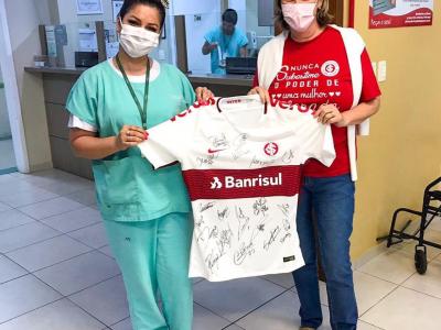 Vitrine do Bem: camiseta autografada por jogadores do Inter é doada para o hospital