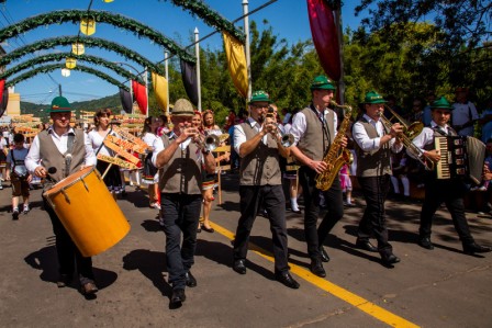 Desfile oficial da 32ª Oktoberfest
