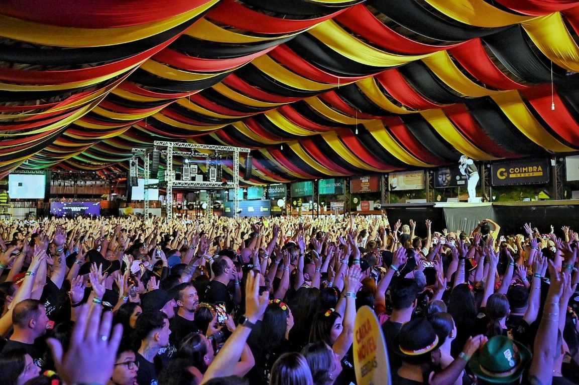 Primeiro domingo da 35ª Oktoberfest de Igrejinha reúne famílias e amigos para curtir atrações culturais e musicais