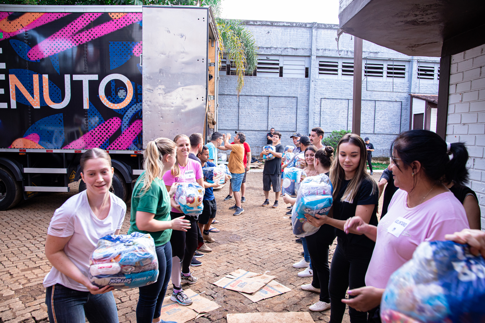 Oktoberfest de Igrejinha doa materiais escolares para retomada das aulas no município após enchente