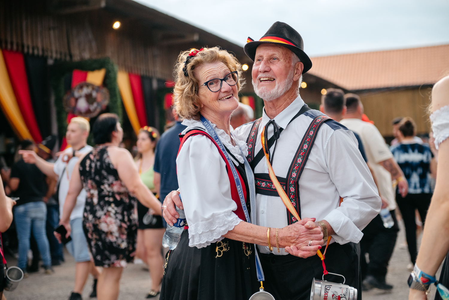 Uso de traje típico garante tickets de bebida na Oktoberfest de Igrejinha