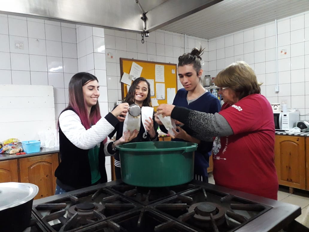 SOCIALIZAÇÃO: LEO Clube Igrejinha faz doação de caixas de leite para 3 entidades