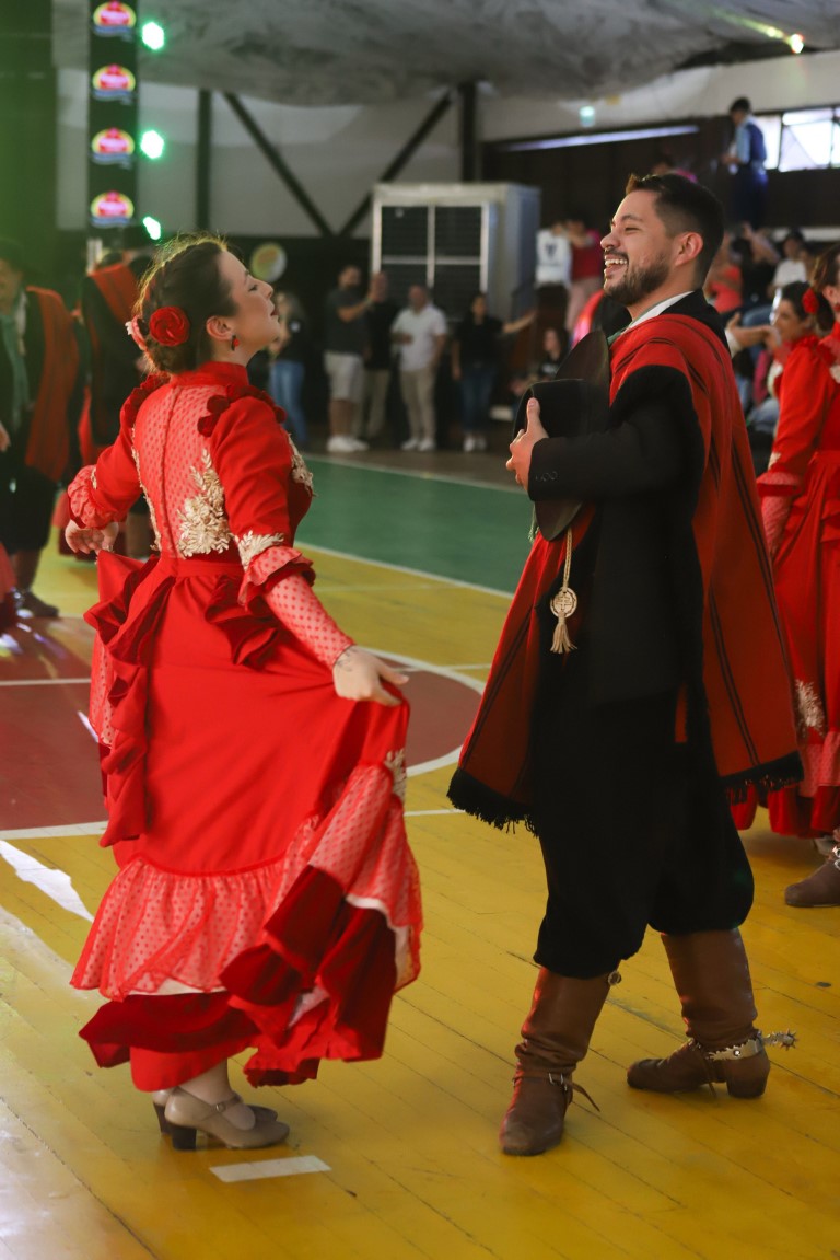 Primeiro domingo da 35ª Oktoberfest de Igrejinha reúne famílias e amigos para curtir atrações culturais e musicais