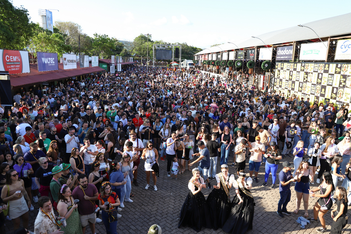 Sol, alegria e diversidade cultural atraem milhares de visitantes ao segundo dia da 35ª Oktoberfest de Igrejinha 