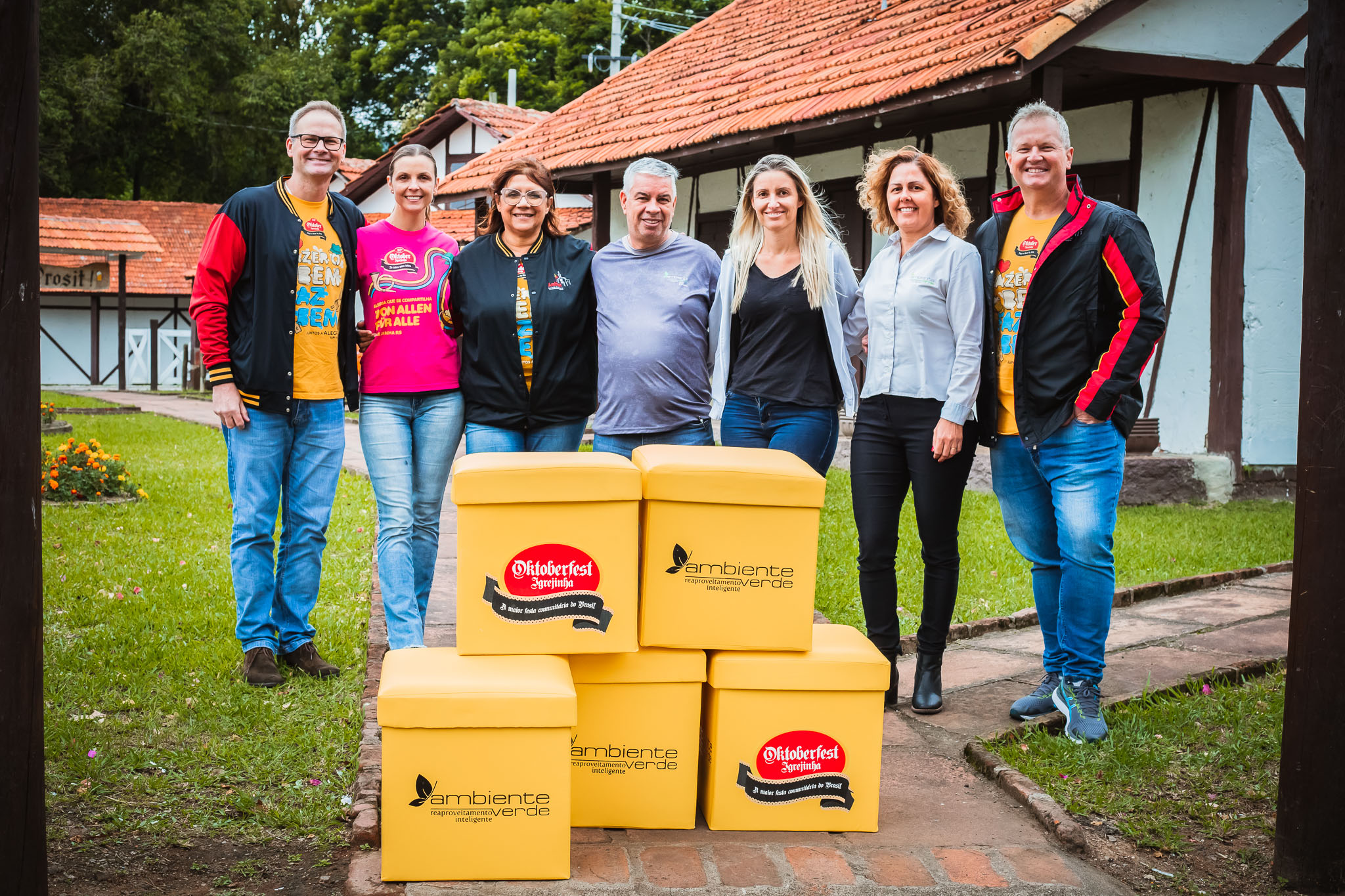 Oktoberfest de Igrejinha entrega puffs produzidos através de copos reciclados para escolas da cidade