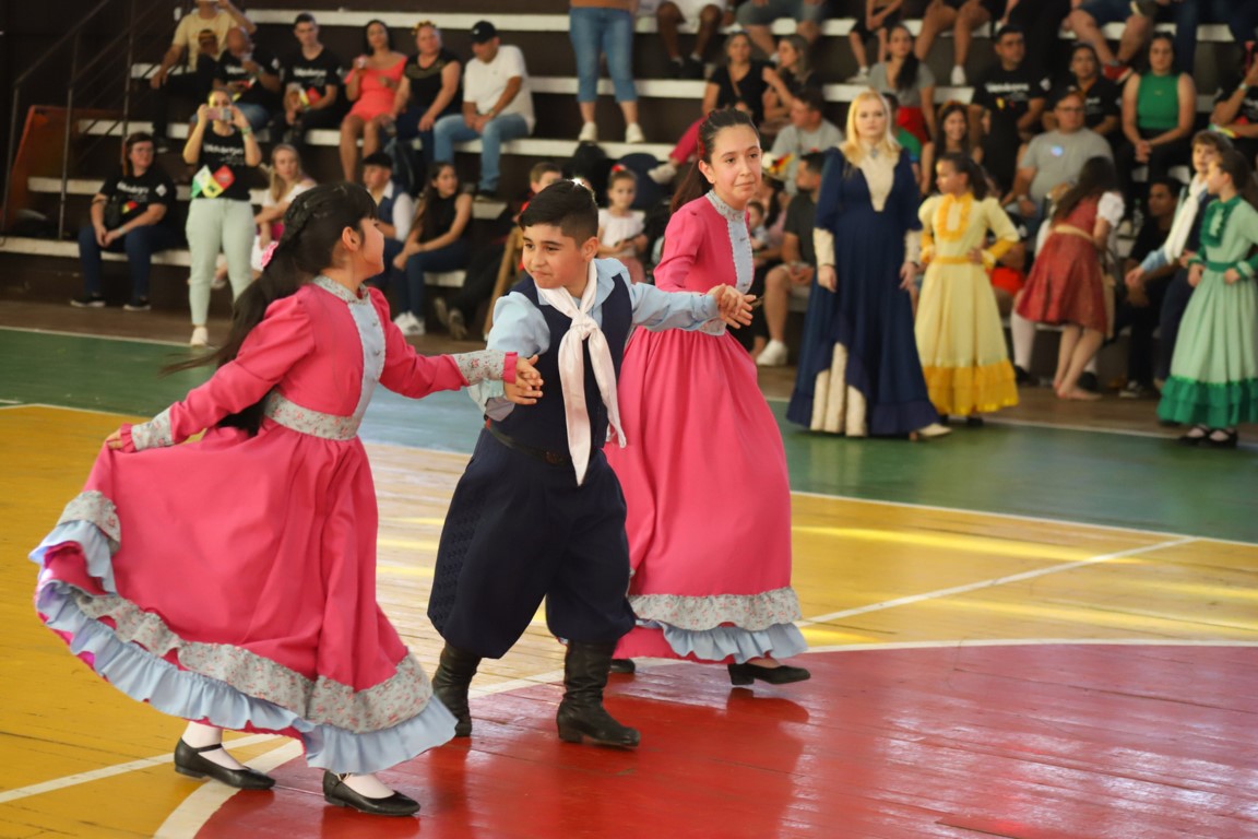 Primeiro domingo da 35ª Oktoberfest de Igrejinha reúne famílias e amigos para curtir atrações culturais e musicais