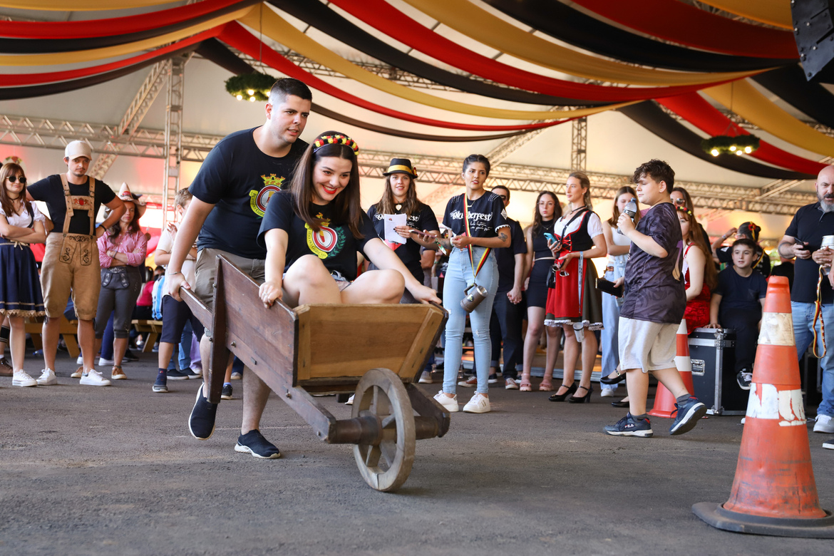 Sol, alegria e diversidade cultural atraem milhares de visitantes ao segundo dia da 35ª Oktoberfest de Igrejinha 