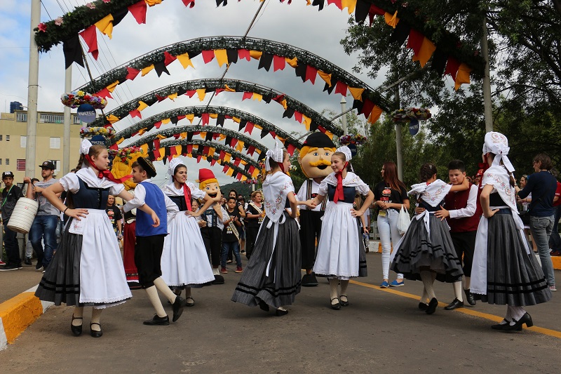 Desfile Oficial e Parada Festiva abrem a programação do primeiro sábado da 32ª Oktoberfest de Igrejinha
