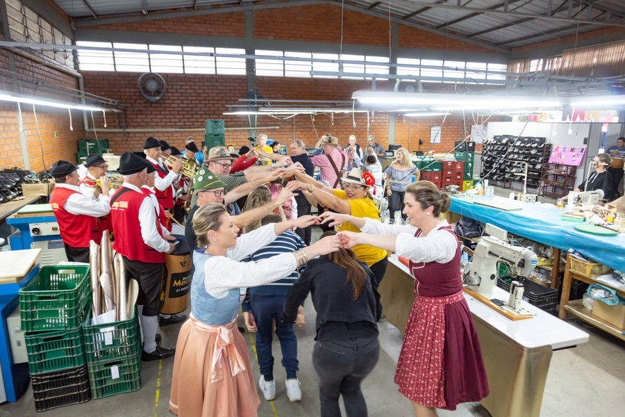 Alegria da Oktoberfest de Igrejinha contagia indústrias da região