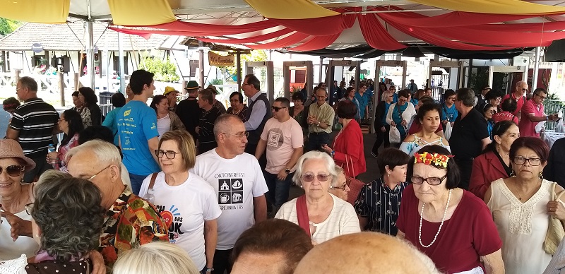 32ª Oktoberfest de Igrejinha recebe 13 mil visitantes em dia dedicado a 3ª idade