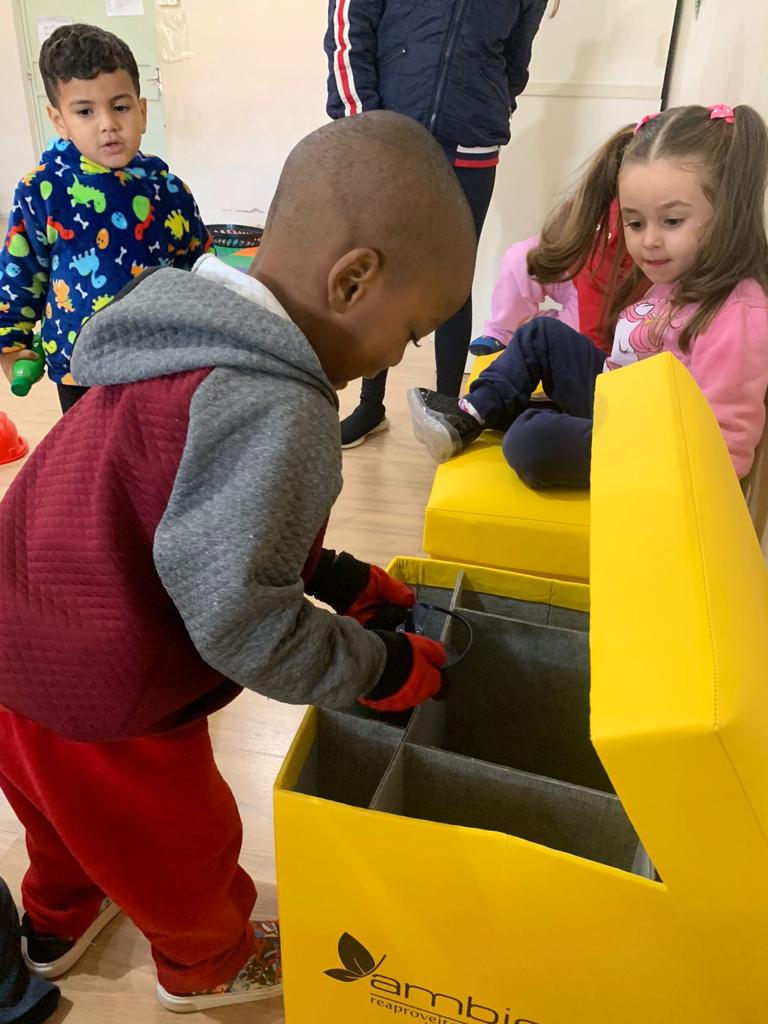 Oktoberfest de Igrejinha entrega puffs produzidos através de copos reciclados para escolas da cidade