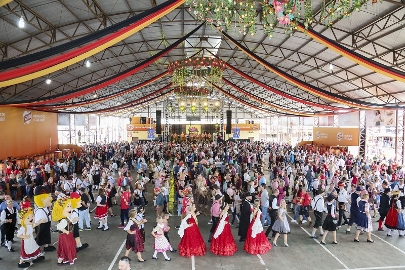 Oktober de Igrejinha realiza a maior polonaise do mundo